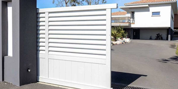 Installation de portail coulissant en aluminium sur-mesure à Montpellier et sa région