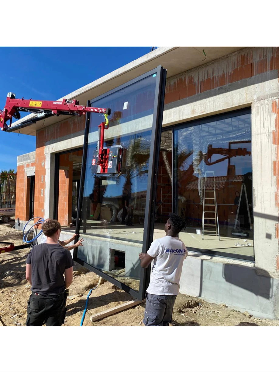 Actualités > Pose d’une baie coulissante XXL de 8 mètres entre Nîmes et Montpellier
