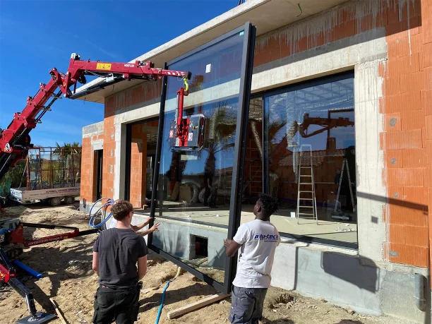 Actualités > Pose d’une baie coulissante XXL de 8 mètres entre Nîmes et Montpellier