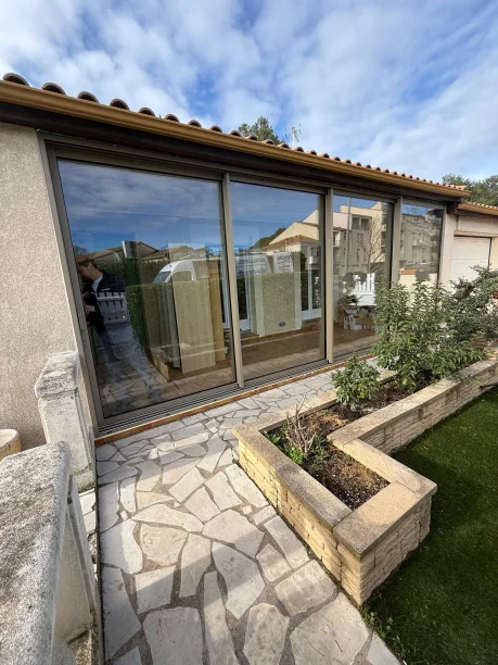 Baie vitrée coulissante aluminium 4 rails 4 vantaux grand format gamme Cuzco Profils Systèmes à Pézenas fermée