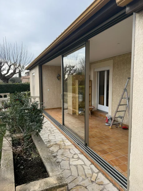 Baie vitrée coulissante aluminium 4 rails 4 vantaux grand format gamme Cuzco Profils Systèmes à Pézenas ouverte