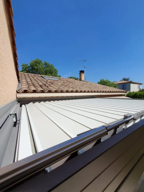 Pergola bioclimatique grise en aluminium Profils Systèmes à Teyran détail des lames vue du haut