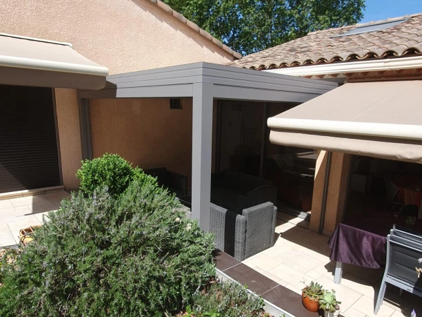 Pergola bioclimatique grise en aluminium Profils Systèmes à Teyran