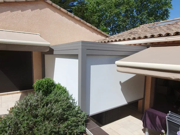 Pergola bioclimatique grise en aluminium Profils Systèmes à Teyran stores fermés