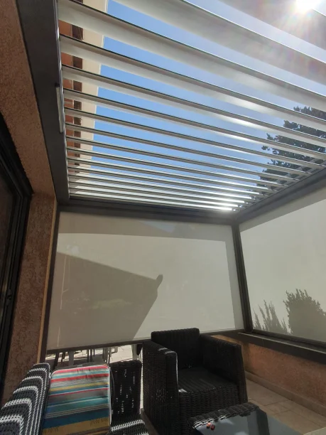 Pergola bioclimatique grise en aluminium Profils Systèmes à Teyran lames ouvertes vue de l'intérieur