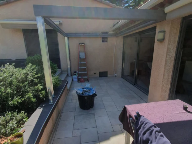 Pergola bioclimatique grise en aluminium Profils Systèmes à Teyran pose de la structure