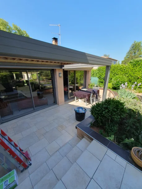 Pergola bioclimatique grise en aluminium Profils Systèmes à Teyran vue latérale de la structure