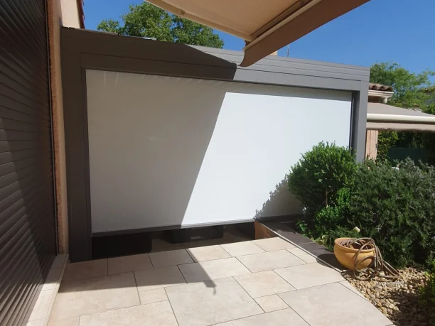 Pergola bioclimatique grise en aluminium Profils Systèmes à Teyran store fermé vue latérale