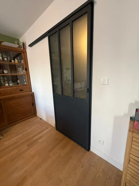 Porte d'intérieure coulissante type verrière en aluminium à Montpellier vue latérale