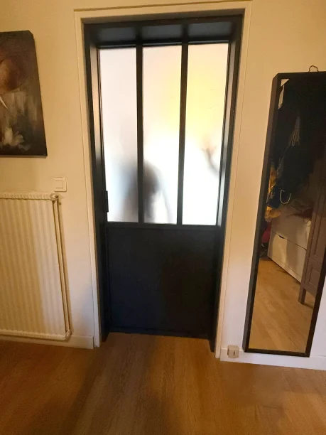 Porte d'intérieure coulissante type verrière en aluminium à Montpellier après la pose