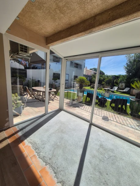 Véranda aluminium blanche Profils Systèmes sur mesure à Montpellier vue intérieure