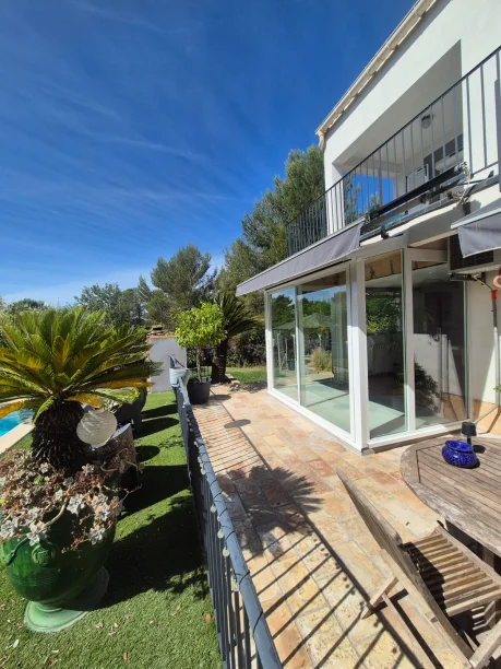 Véranda aluminium blanche Profils Systèmes sur mesure à Montpellier terrasse devant piscine