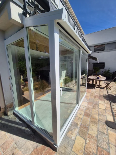 Véranda aluminium blanche Profils Systèmes sur mesure à Montpellier détail extérieur du côté
