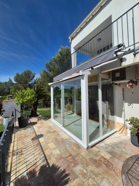 Véranda aluminium blanche Profils Systèmes sur mesure à Montpellier vue extérieure latérale