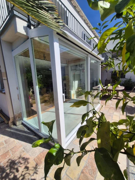 Véranda aluminium blanche Profils Systèmes sur mesure à Montpellier vue extérieure terrasse