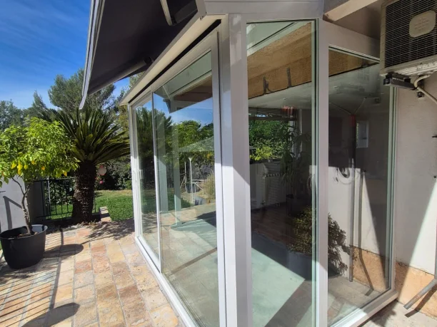 Véranda aluminium blanche Profils Systèmes sur mesure à Montpellier vue extérieure latérale droite