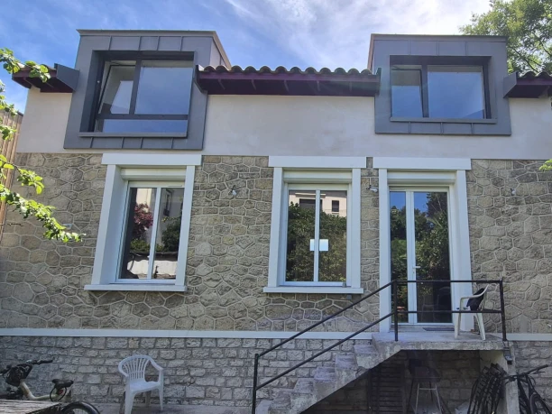 Menuiseries aluminium bicolores Profils Systèmes volets roulants Montpellier vue extérieure jardin
