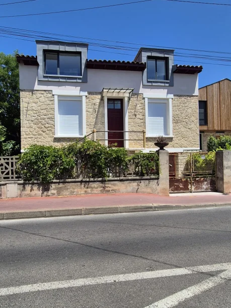 Menuiseries aluminium bicolores Profils Systèmes volets roulants Montpellier vue extérieure rue