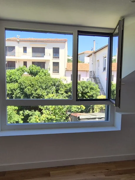 Fenêtre battante avec allège vitrée bicoloration aluminium Profils Systèmes Montpellier