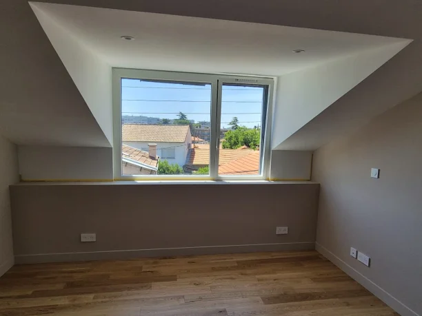 Fenêtre oscillo-battante avec fixe bicoloration aluminium Profils Systèmes Montpellier