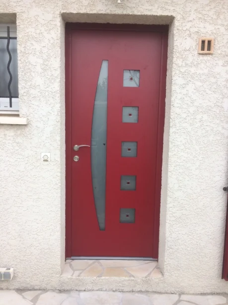 Porte d’entrée rouge aluminium semi-vitrée contemporaine à Montpellier vue extérieure