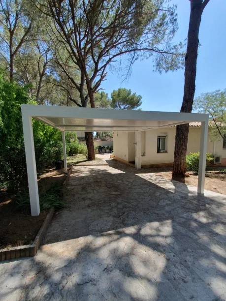 Carport blanc aluminium adossé 5 x 5 mètres Profils Systèmes Clapiers vue extérieure de face