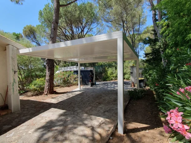 Carport blanc aluminium adossé 5 x 5 mètres Profils Systèmes Clapiers vue extérieure latérale droite