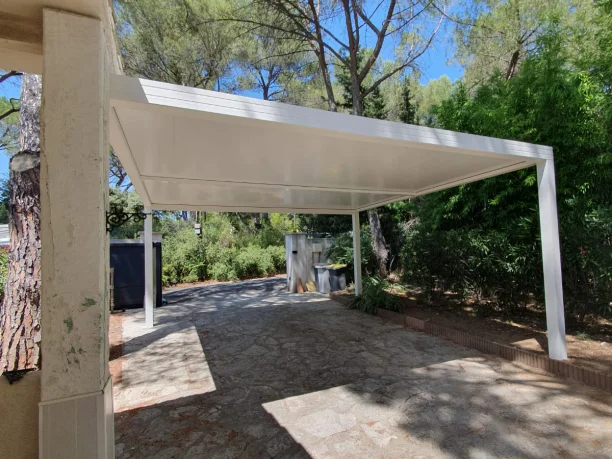 Carport blanc aluminium adossé 5 x 5 mètres Profils Systèmes Clapiers vue extérieure latérale gauche
