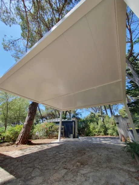 Carport blanc aluminium adossé 5 x 5 mètres Profils Systèmes Clapiers vue intérieure latérale droite