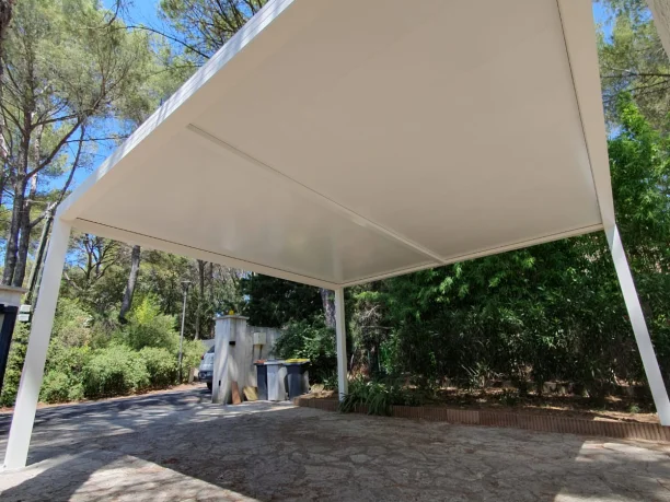 Carport blanc aluminium adossé 5 x 5 mètres Profils Systèmes Clapiers vue intérieure latérale gauche