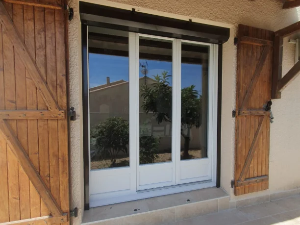 Volet roulant RAL 8019 aluminium MN Fermetures Jacou vue extérieure porte-fenêtre face