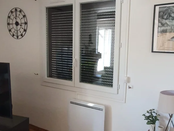 Volet roulant RAL 8019 aluminium MN Fermetures Jacou vue intérieure fenêtre fermée