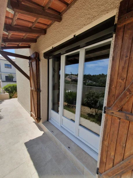 Volet roulant RAL 8019 aluminium MN Fermetures Jacou vue extérieure porte-fenêtre latérale