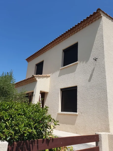 Volets roulants RAL 8019 aluminium MN Fermetures Jacou vue extérieure façade
