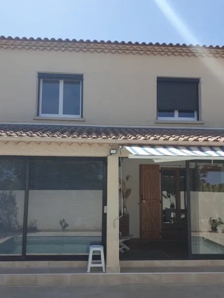 Volets roulants RAL 8019 aluminium MN Fermetures Jacou vue extérieure piscine