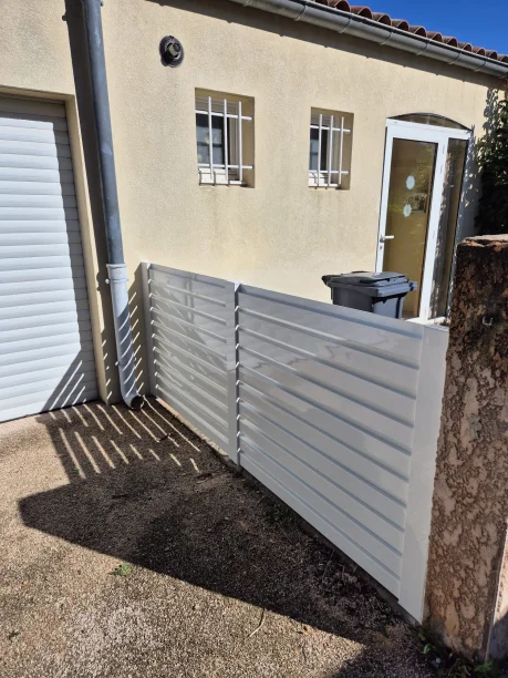 Clôture blanche aluminium sur mesure Hérault vue extérieure
