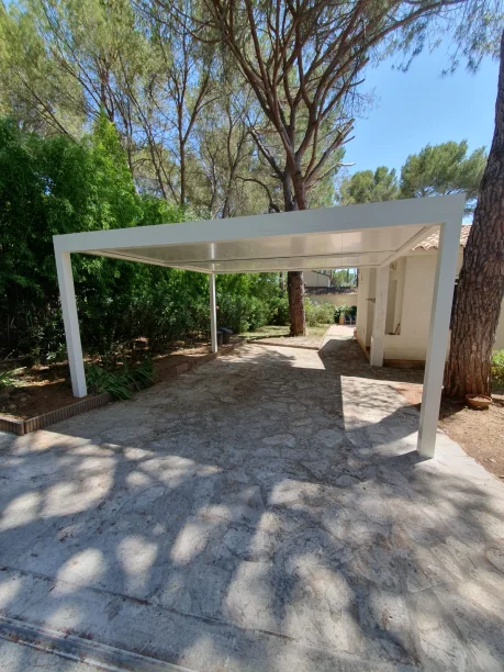 Carport blanc aluminium adossé 5 x 5 mètres Profils Systèmes Clapiers vue extérieure latérale