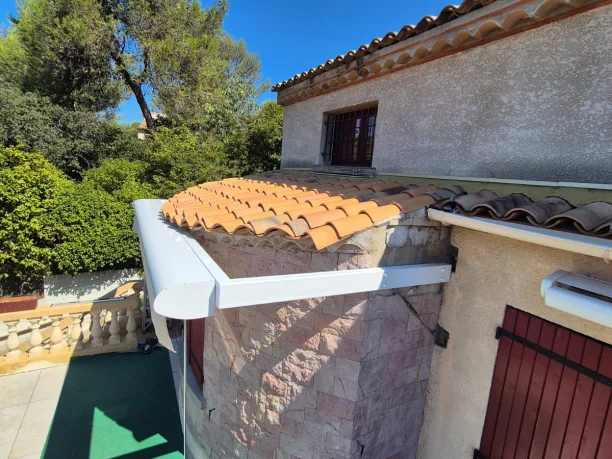 Store banne avec lambrequin RAL 9016 Jade Marquises structure acier Teyran vue extérieure fermé