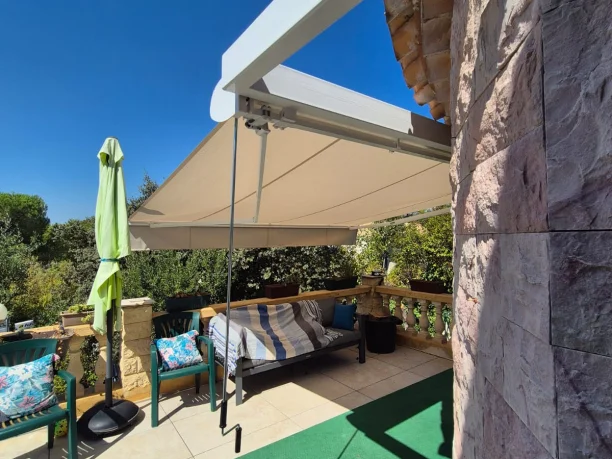 Store banne avec lambrequin RAL 9016 Jade Marquises structure acier Teyran vue extérieure coffre et structure