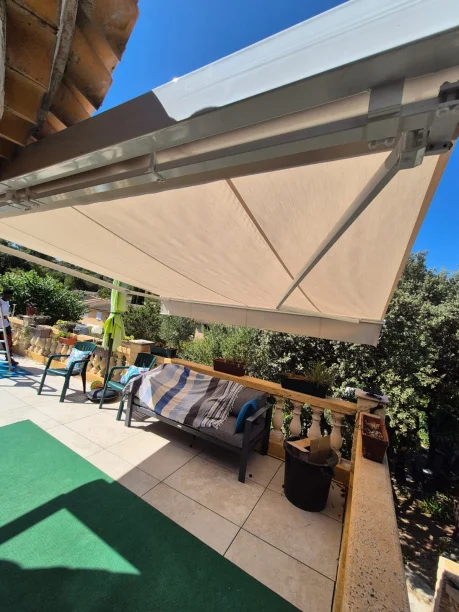 Store banne avec lambrequin RAL 9016 Jade Marquises structure acier Teyran vue extérieure terrasse