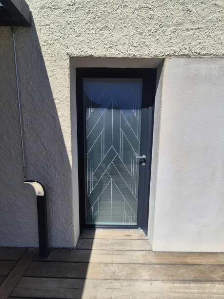 Porte d'entrée vitrée bicolore RAL 7016 9016 aluminium modèle Elyo 7 Lum Zilten Teyran vue extérieure
