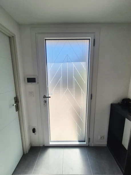 Porte d'entrée vitrée bicolore RAL 7016 9016 aluminium modèle Elyo 7 Lum Zilten Teyran vue intérieure