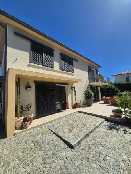 Volets coulissants lames fixes ajourées gris anthracite aluminium modèle Paris Ehret Bouzigues vue extérieure