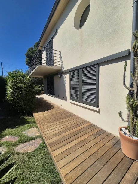 Volets coulissants lames fixes ajourées gris anthracite aluminium modèle Paris Ehret Bouzigues vue extérieure jardin détail fermé