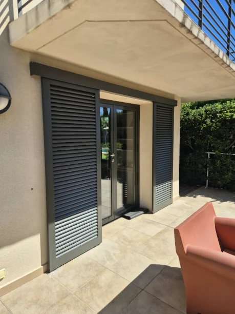 Volets coulissants lames fixes ajourées gris anthracite aluminium modèle Paris Ehret Bouzigues vue extérieure porte fenêtre