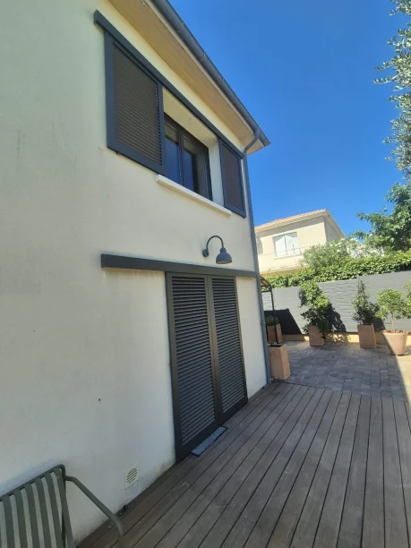 Volets coulissants lames fixes ajourées gris anthracite aluminium modèle Paris Ehret Bouzigues vue extérieure latérale