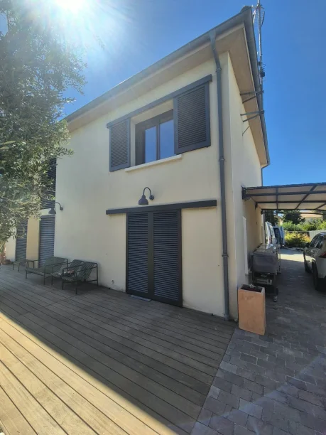 Volets coulissants lames fixes ajourées gris anthracite aluminium modèle Paris Ehret Bouzigues vue extérieure terrasse façade