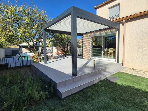 Pergola bioclimatique RAL 7016 aluminium Profils Systèmes stores screen Roma Les Matelles vue extérieure