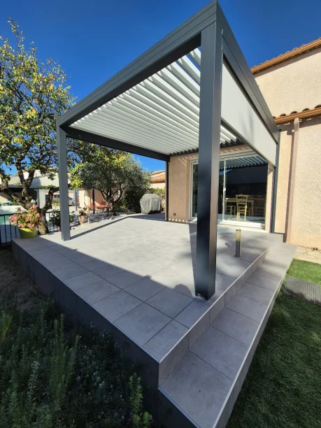 Pergola bioclimatique RAL 7016 aluminium Profils Systèmes stores screen Roma Les Matelles vue extérieure détail