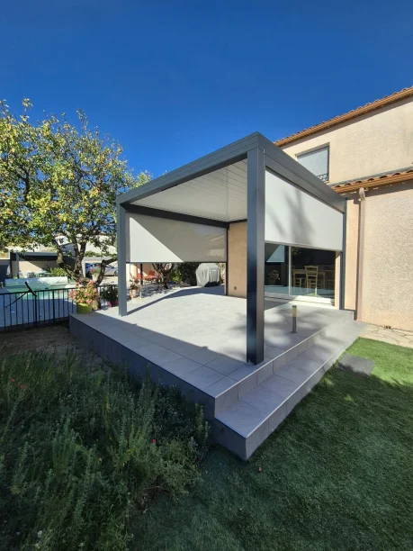 Pergola bioclimatique RAL 7016 aluminium Profils Systèmes stores screen Roma Les Matelles vue extérieure lames fermé